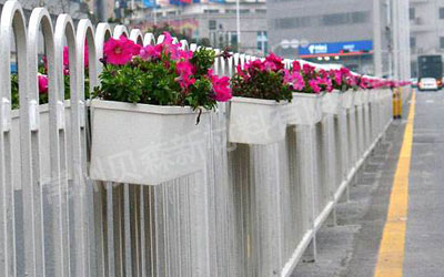 马路护栏跨栏花盆